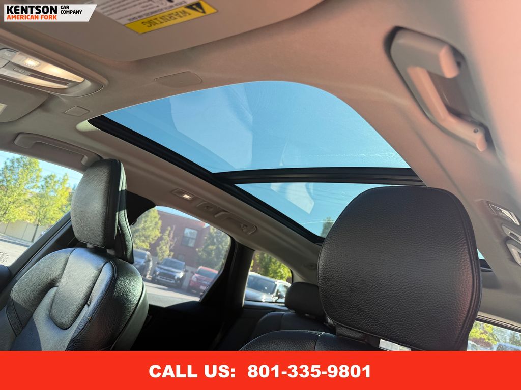 2025 Volvo XC60 B5 Plus photo 26