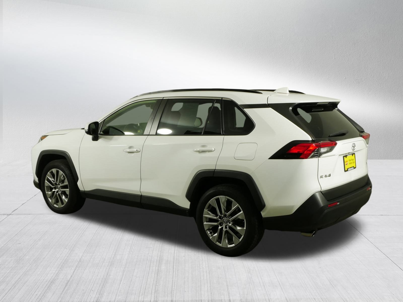 2020 Toyota RAV4 XLE Premium photo 4