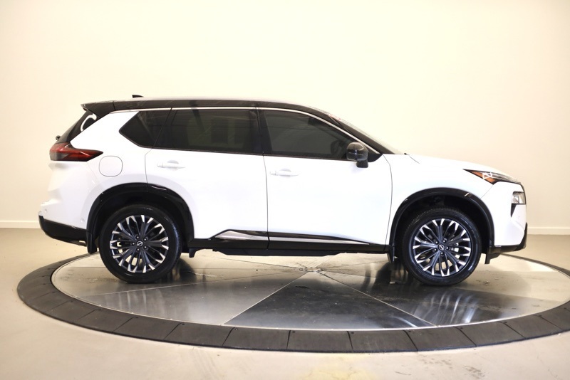 2024 Nissan Rogue Platinum photo 2