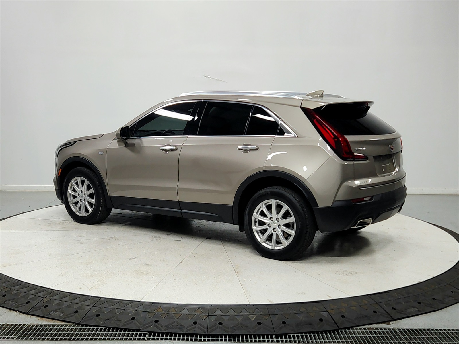 2023 Cadillac XT4 Luxury photo 2