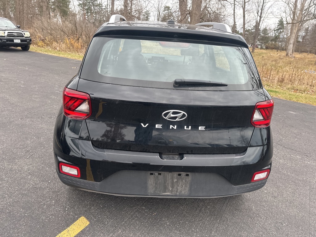 2023 Hyundai Venue SEL photo 2