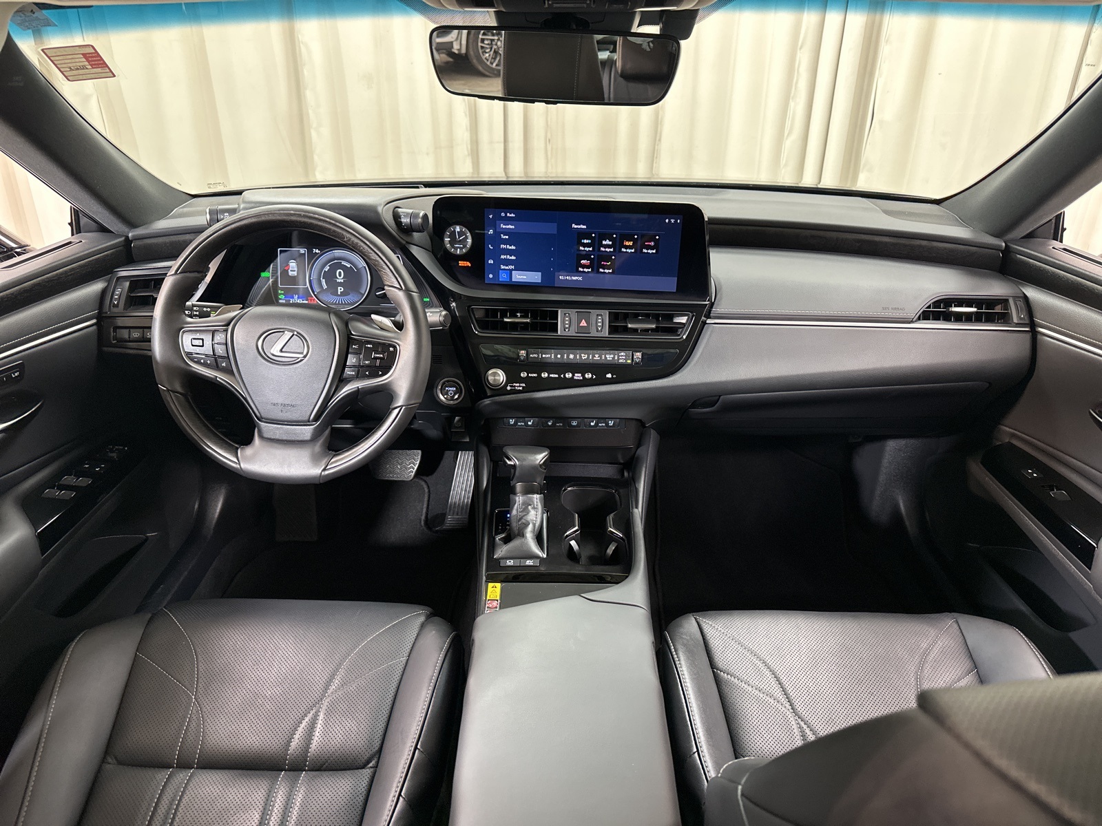 2024 Lexus ES 300h Luxury photo 3
