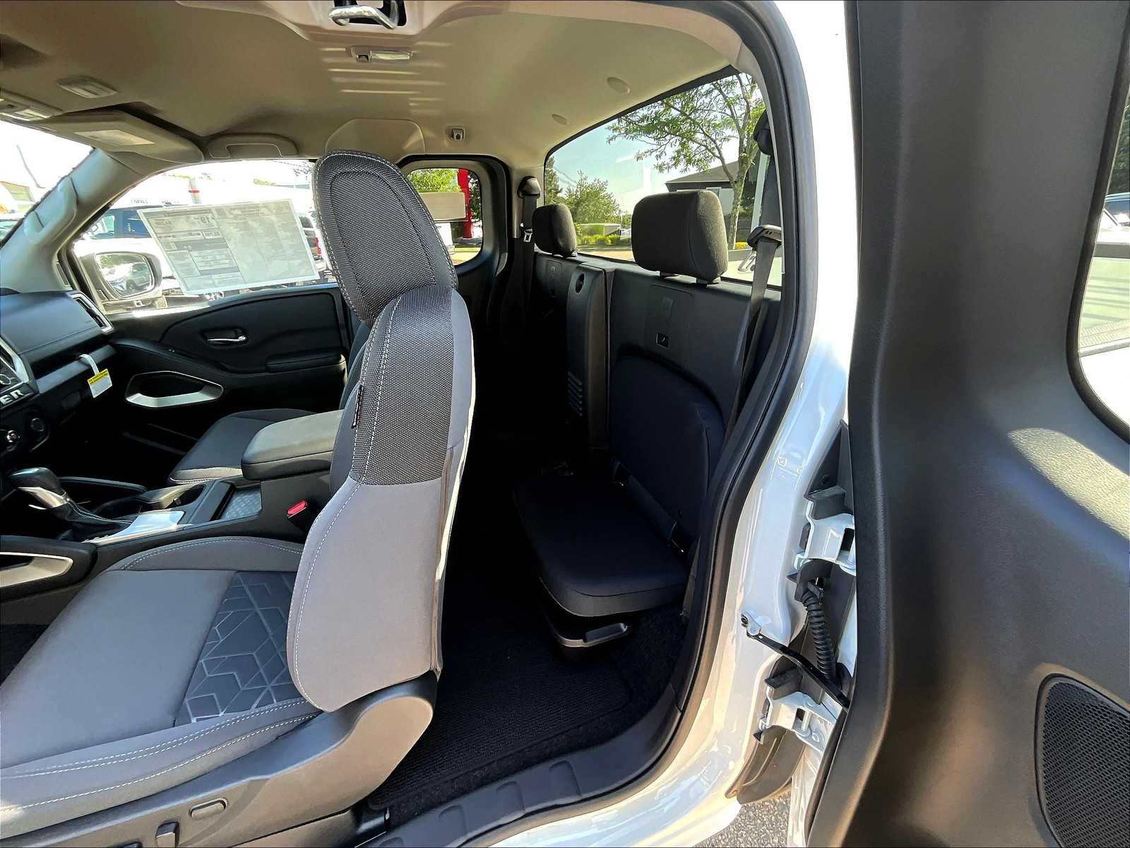 2025 Nissan Frontier SV photo 15