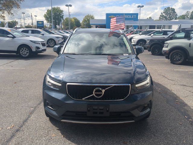 2022 Volvo XC40 Momentum photo 2