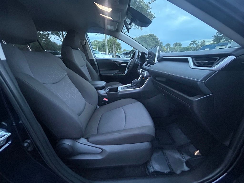 2024 Toyota RAV4 XLE photo 21