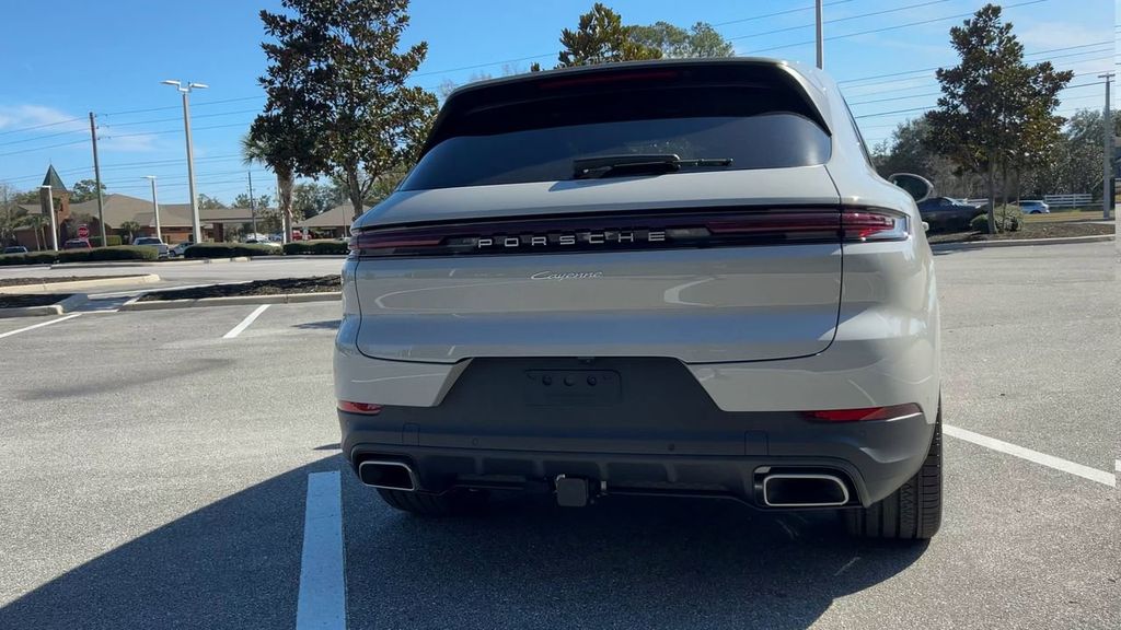 2025 Porsche Cayenne Base photo 7