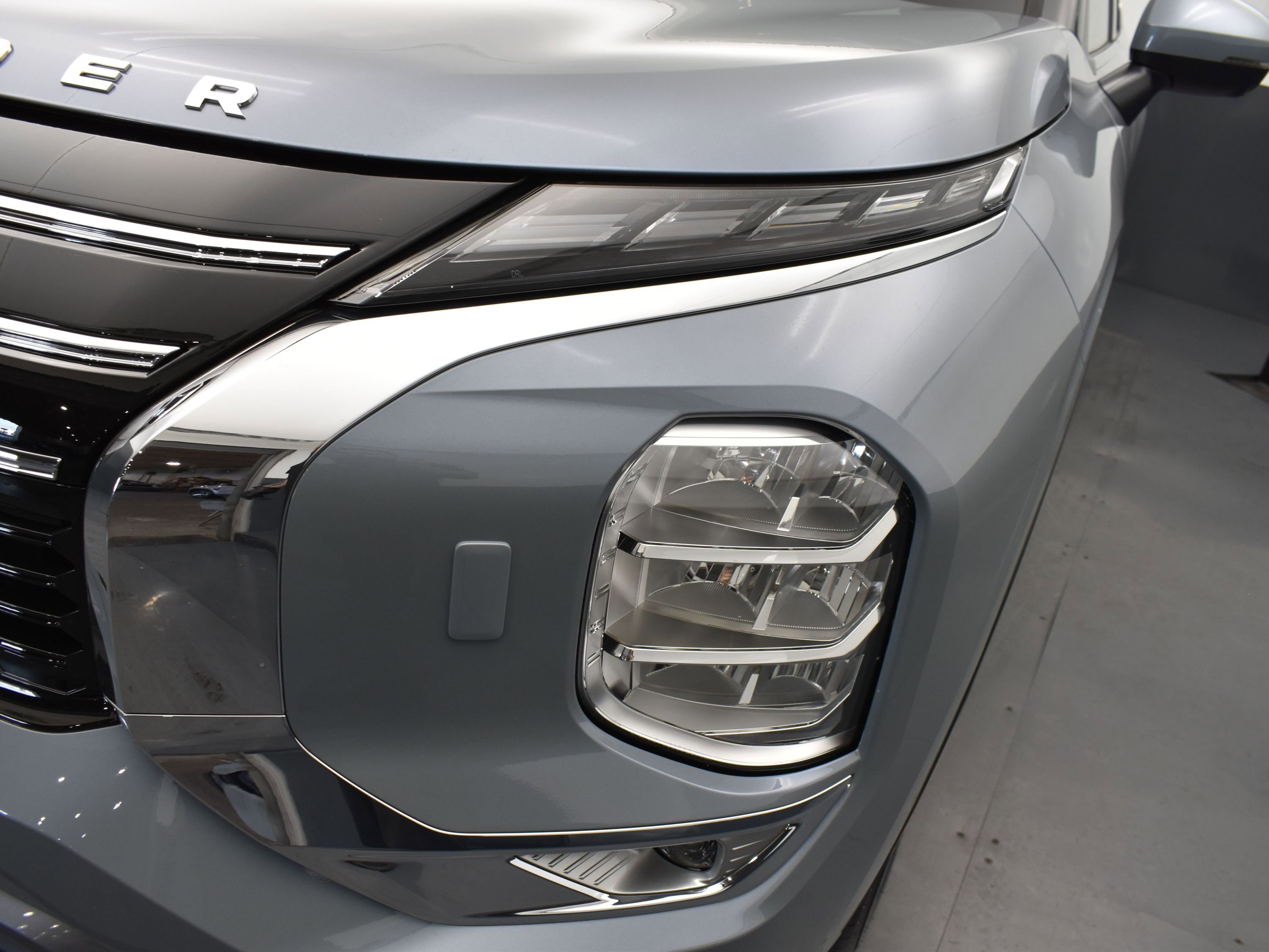 2025 Mitsubishi Outlander SEL photo 5