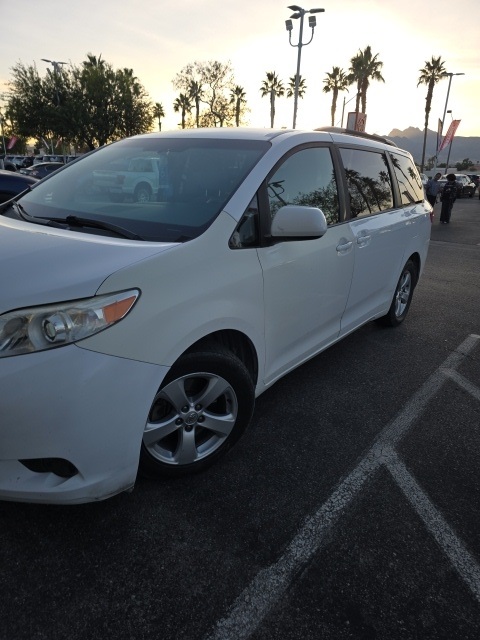 2016 Toyota Sienna LE photo 3
