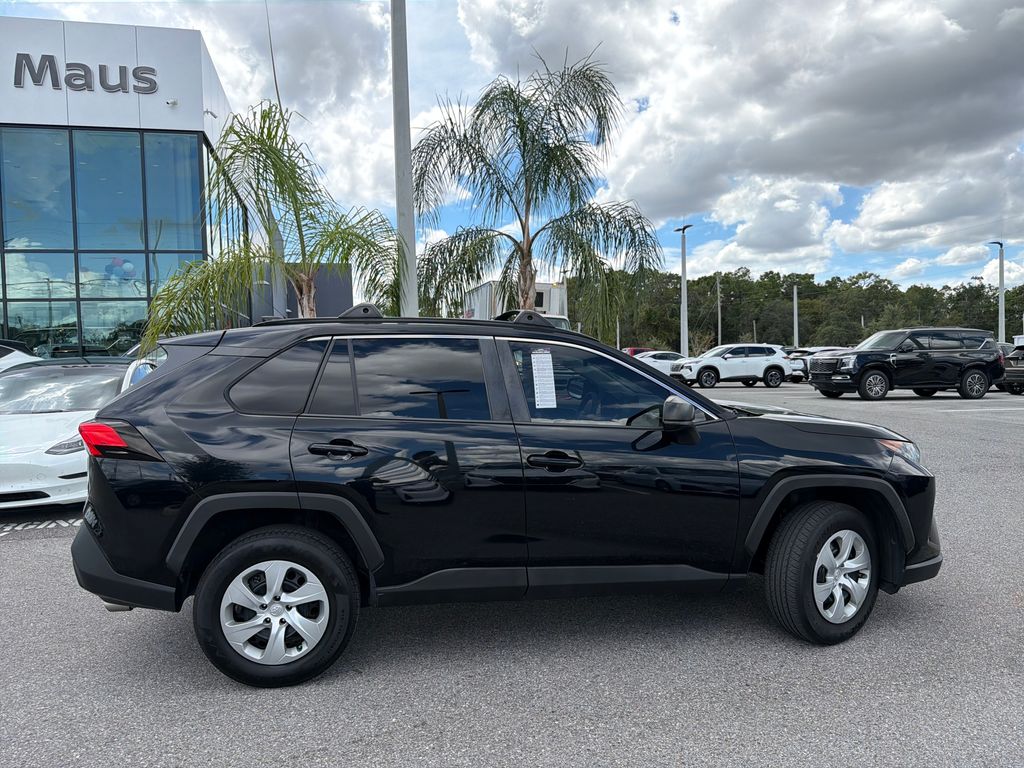 2020 Toyota RAV4 LE photo 4