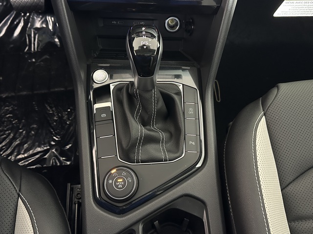 2025 Volkswagen Taos SEL photo 25