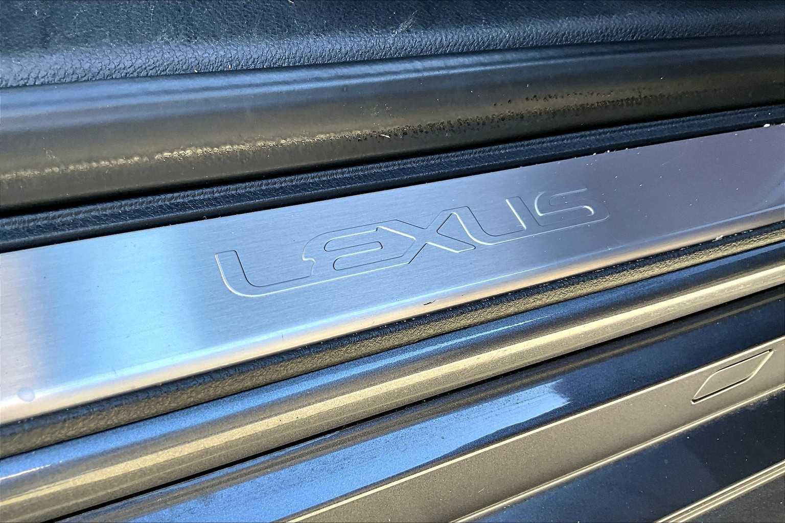 2019 Lexus ES Luxury photo 9