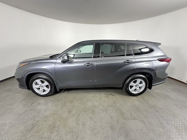 2022 Toyota Highlander LE photo 6