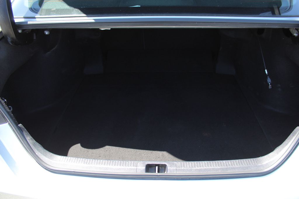 2022 Toyota Camry SE photo 10
