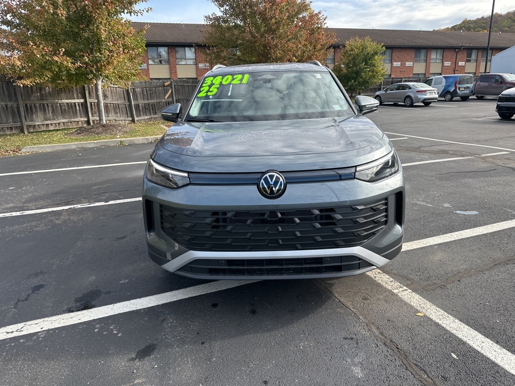 2025 Volkswagen Tiguan SE's photo