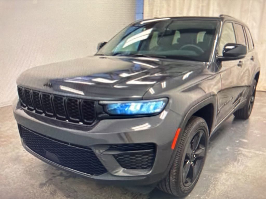 2023 Jeep Grand Cherokee Altitude photo 3
