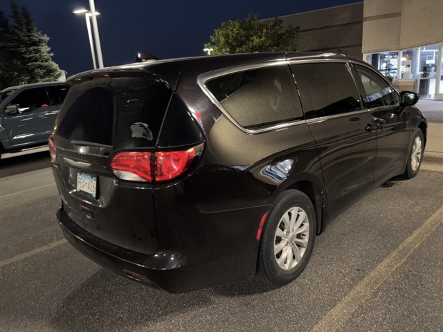 2017 Chrysler Pacifica Touring photo 3