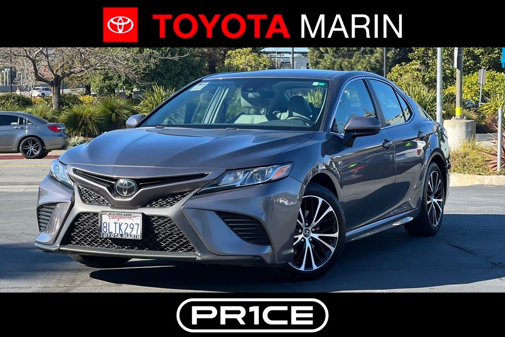 2019 Toyota Camry SE's photo