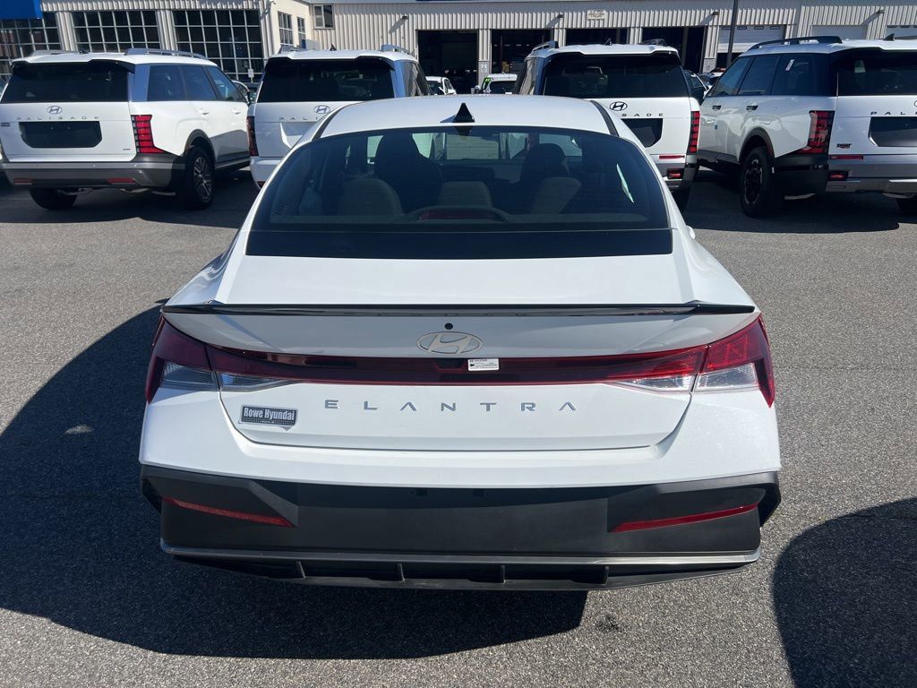 2025 Hyundai Elantra SEL Sport photo 5