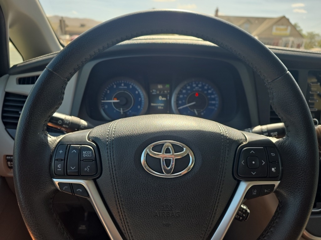 2020 Toyota Sienna XLE photo 20