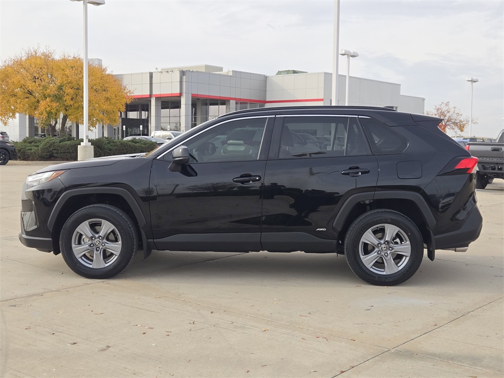 2025 Toyota RAV4 Hybrid LE photo 2