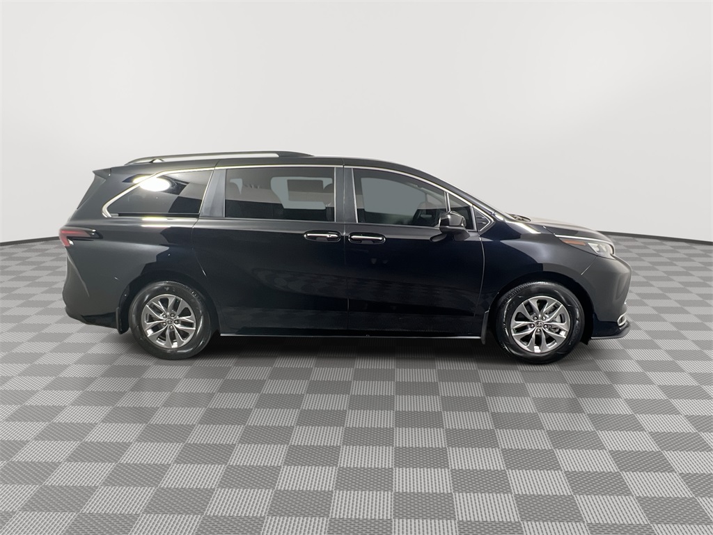2024 Toyota Sienna XLE photo 6