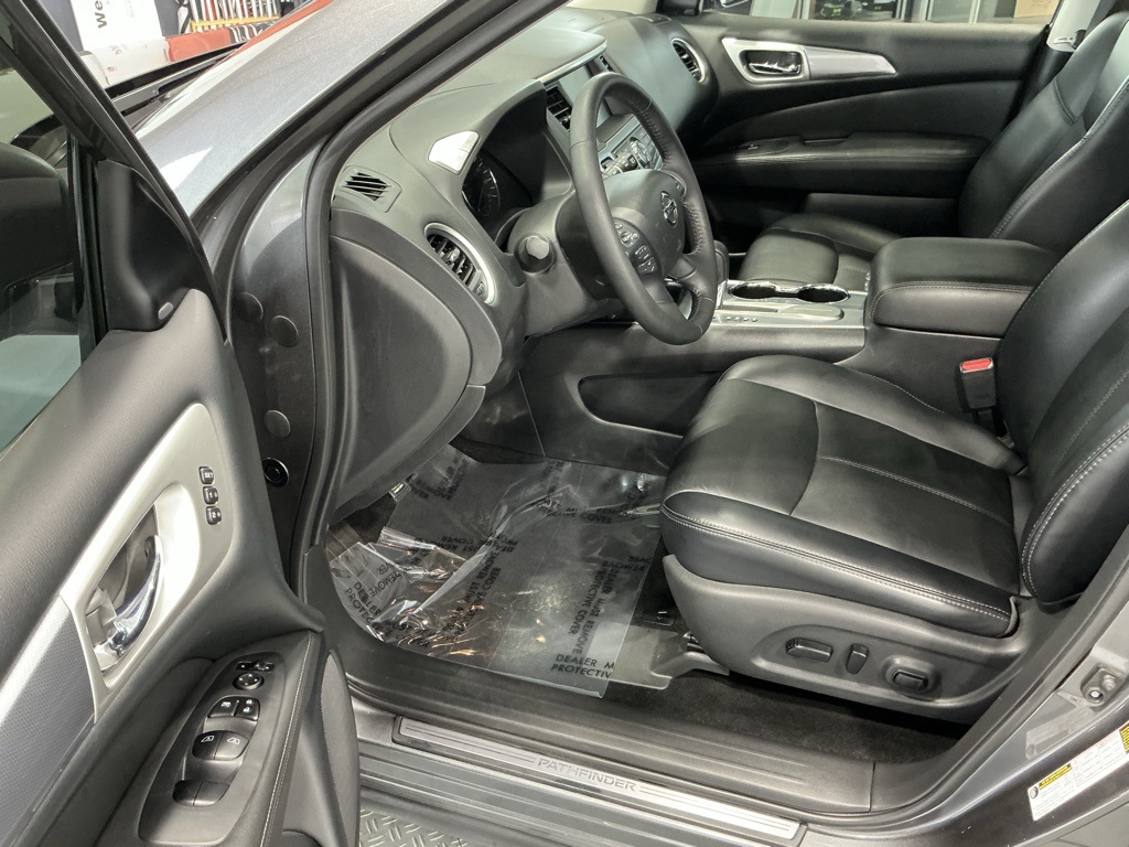 2019 Nissan Pathfinder SL photo 2