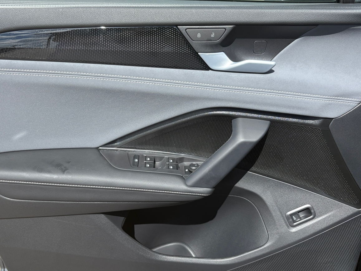 2025 Volkswagen Tiguan SE photo 25