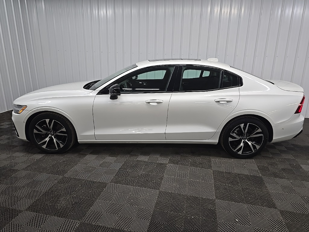 2024 Volvo S60 B5 Plus photo 5