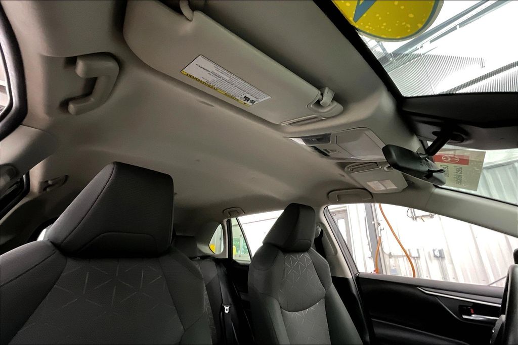 2024 Toyota RAV4 XLE photo 19