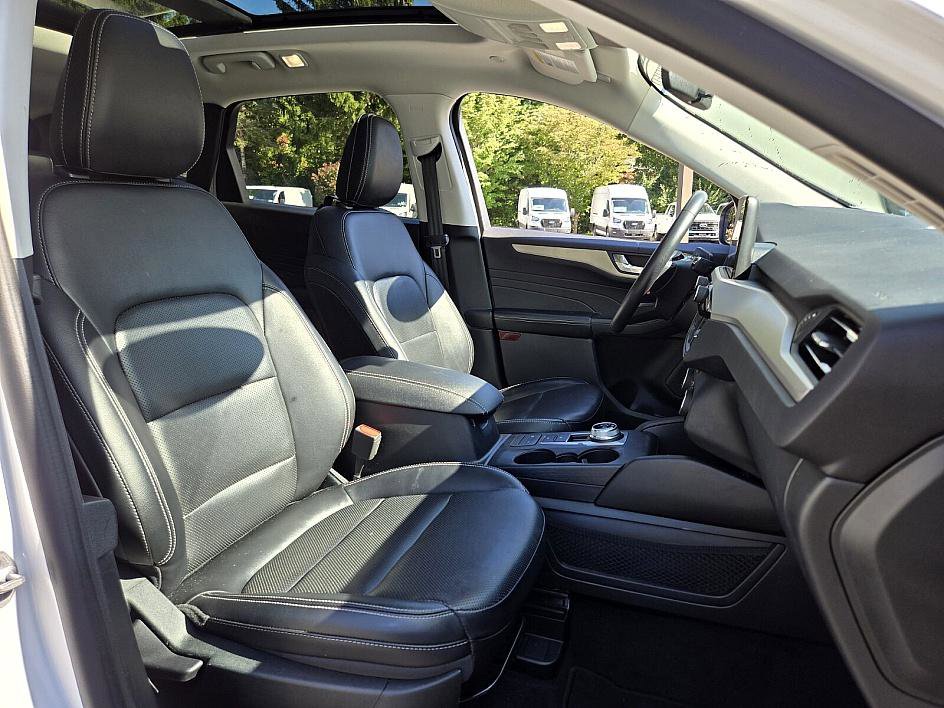 2022 Ford Escape SEL photo 16