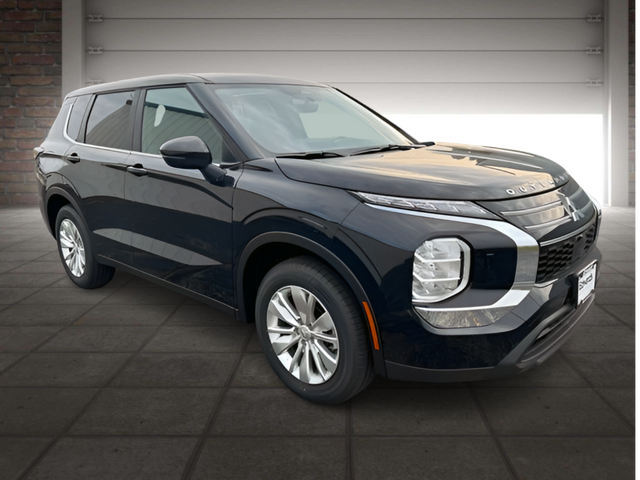 2025 Mitsubishi Outlander ES's photo