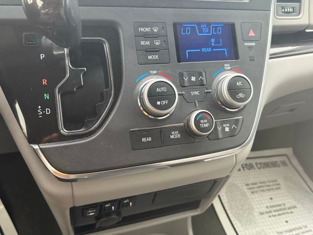 2017 Toyota Sienna L photo 13