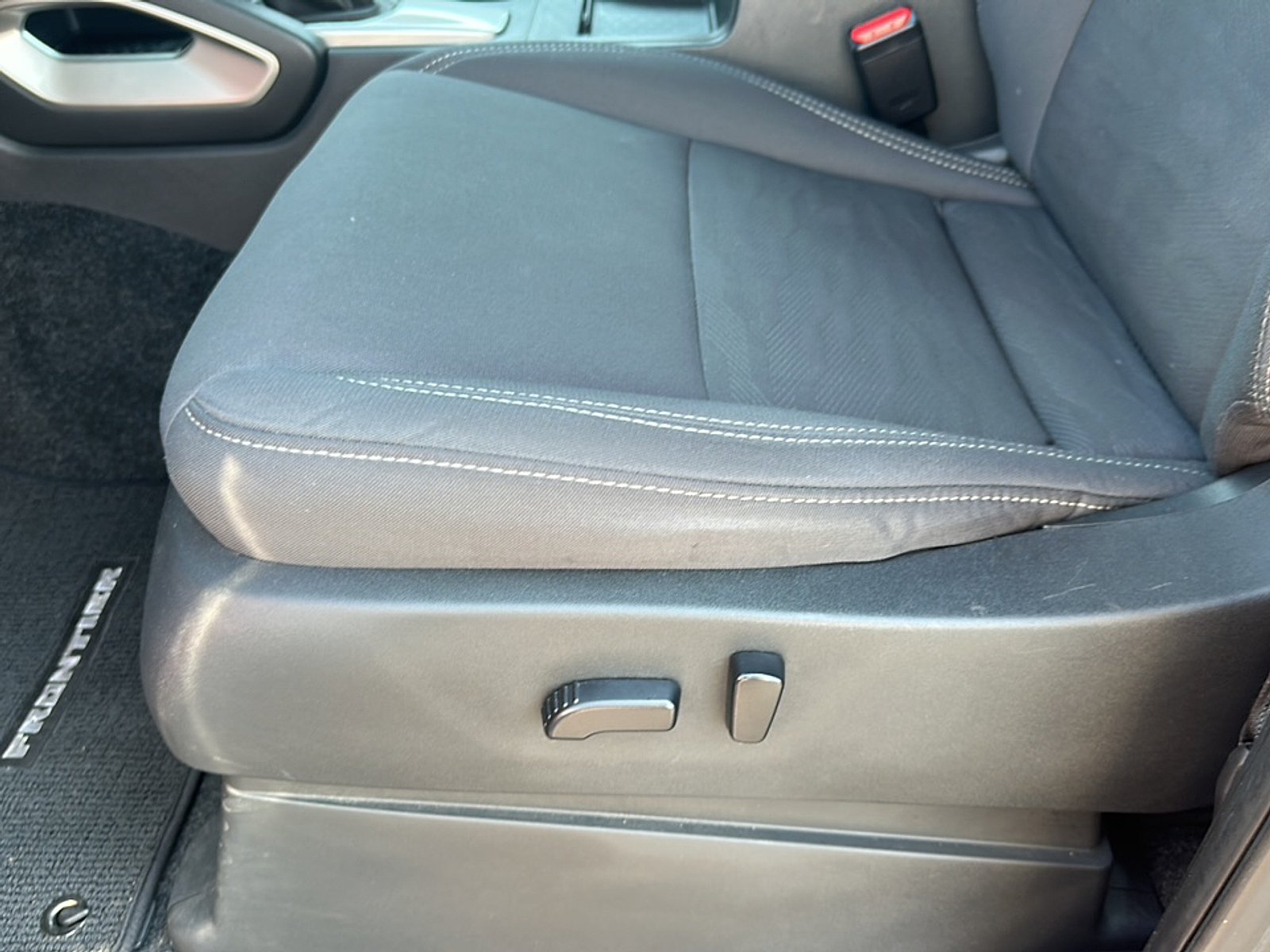 2022 Nissan Frontier SV Crew Cab photo 2