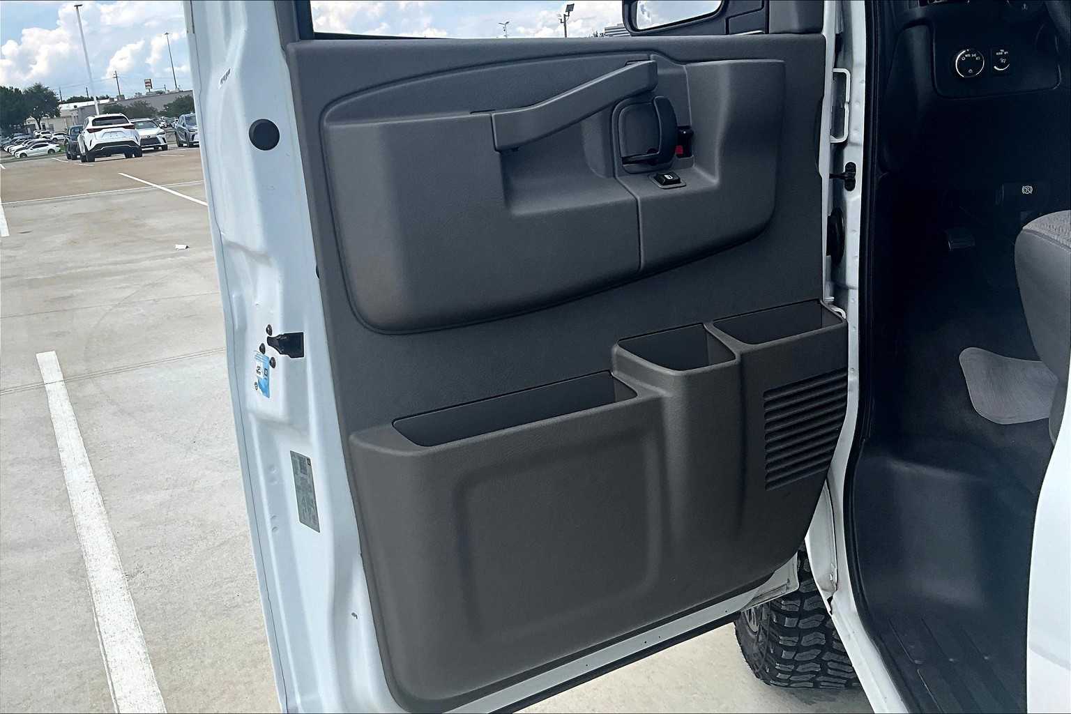 2018 Chevrolet Express Passenger LT photo 19