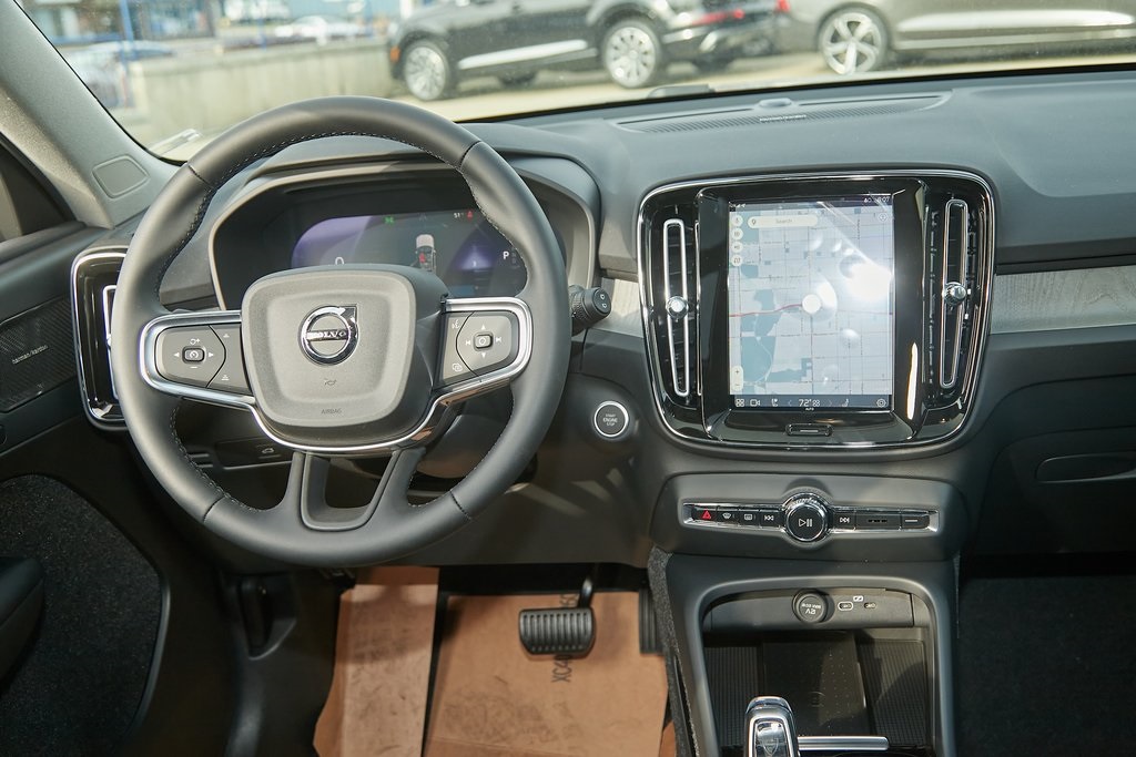 2025 VOLVO XC40 - Image 20