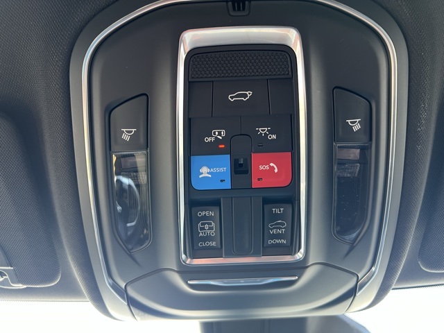 2025 Jeep Grand Cherokee Altitude photo 14