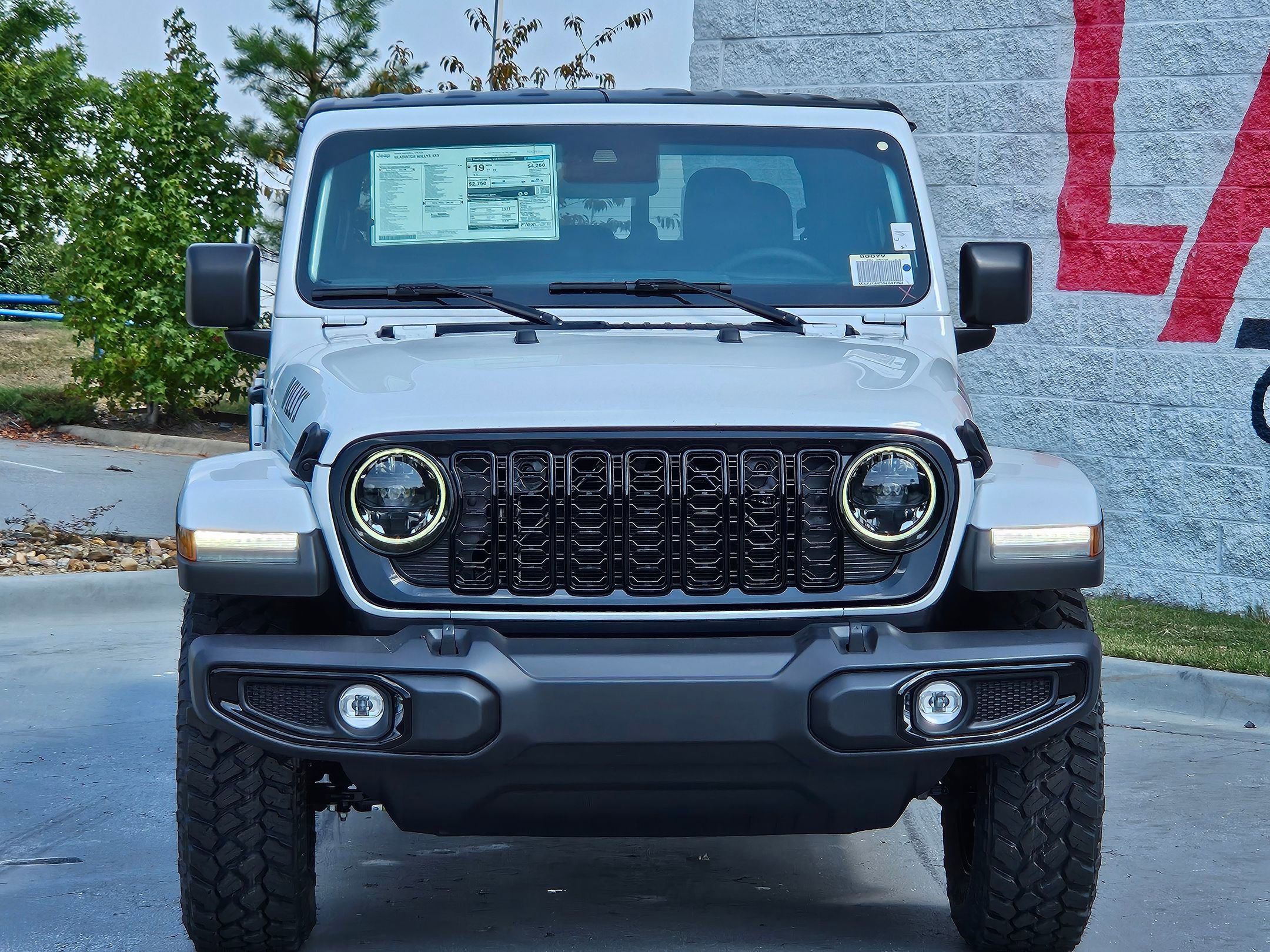 2025 Jeep Gladiator Willys photo 2