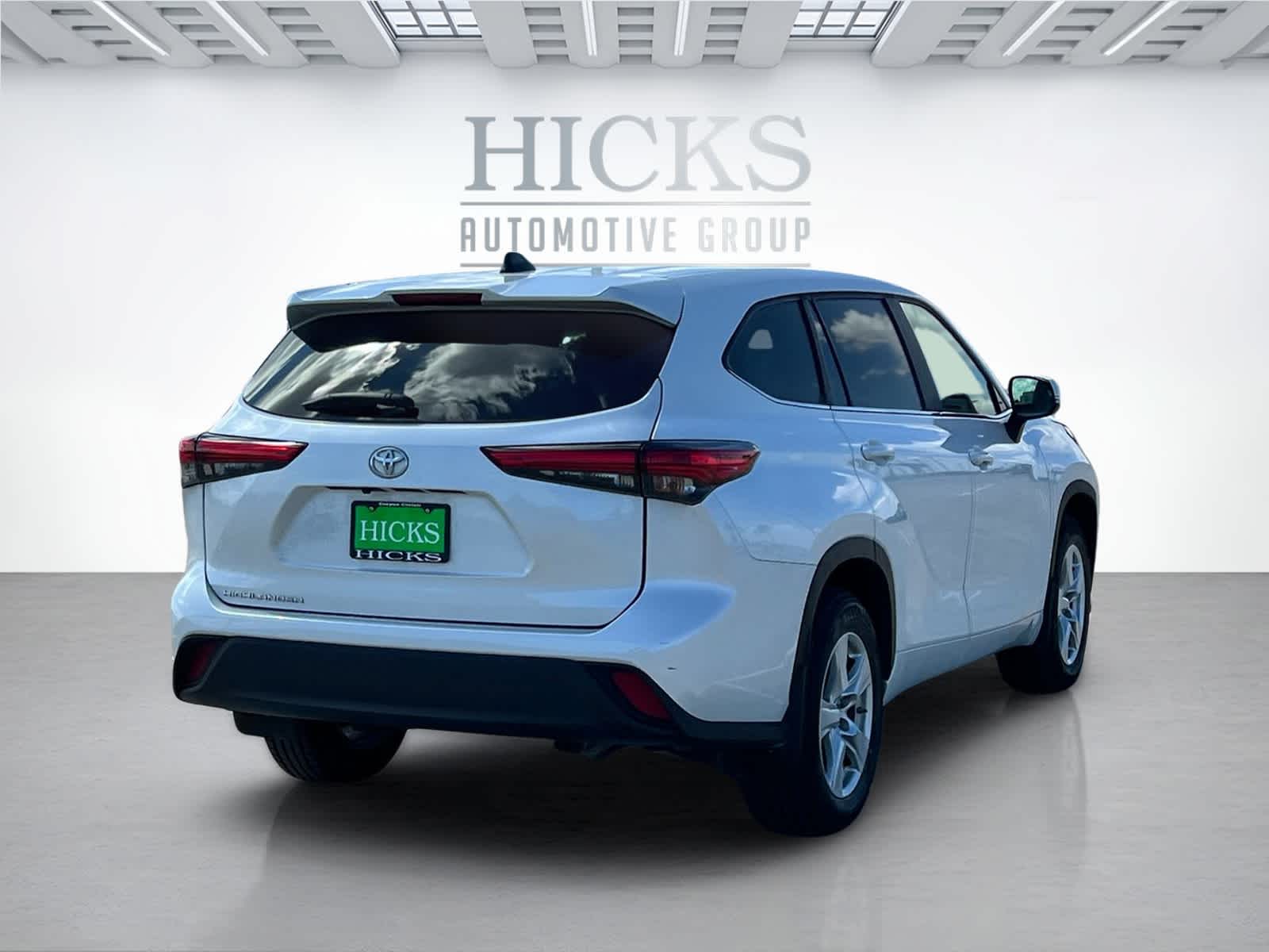 2023 Toyota Highlander L photo 3
