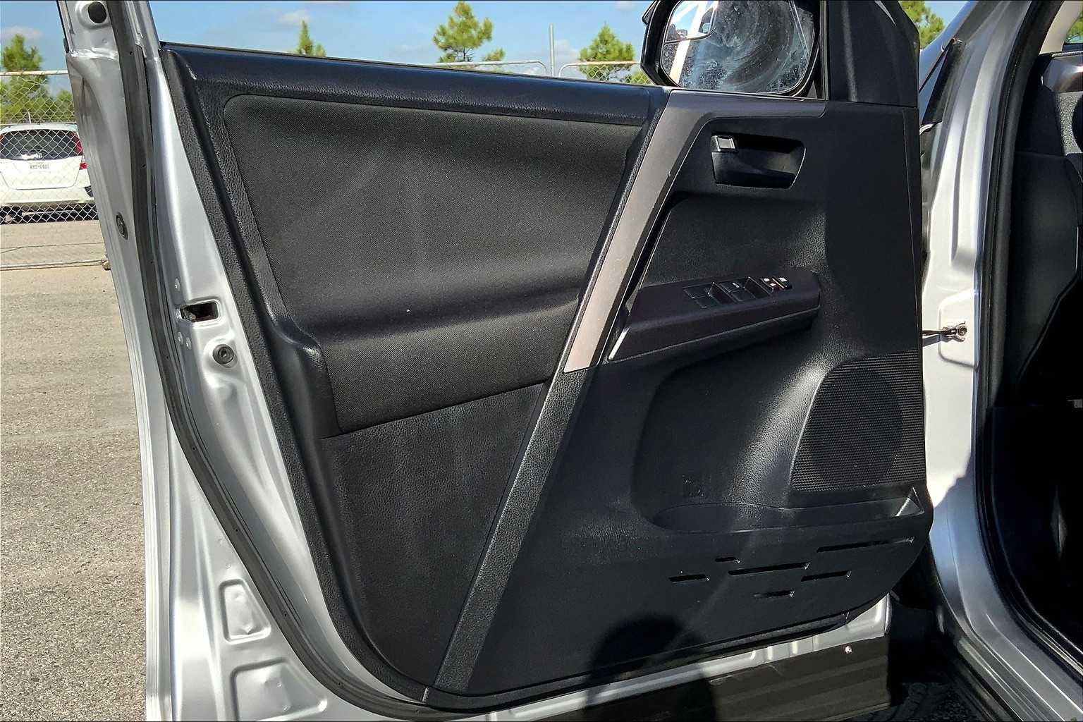 2018 Toyota RAV4 LE photo 20