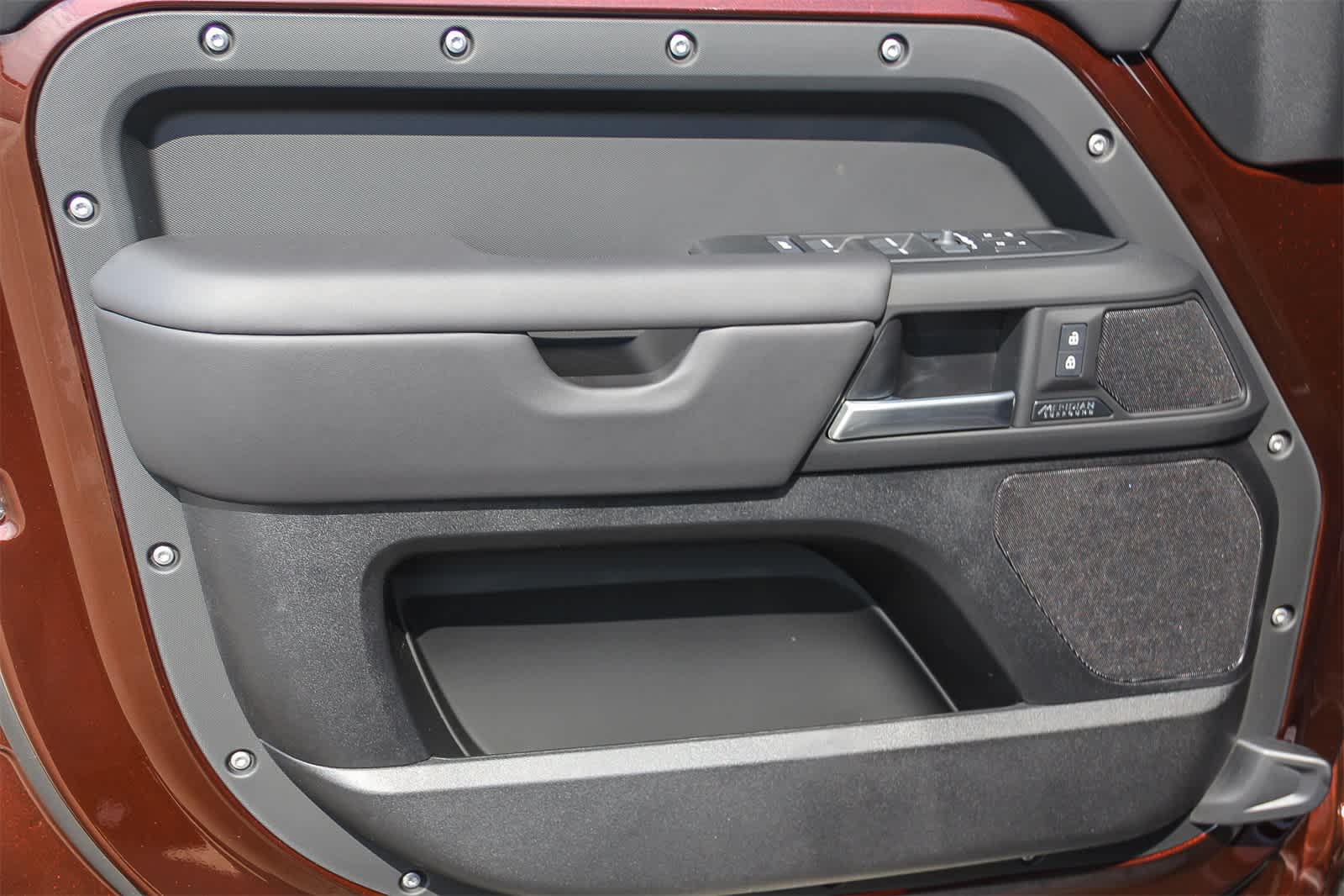 2025 Land Rover Defender 130 X-Dynamic SE photo 17