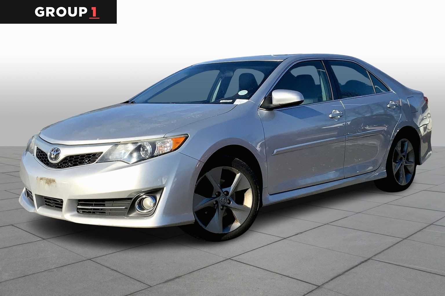 2014 Toyota Camry SE's photo