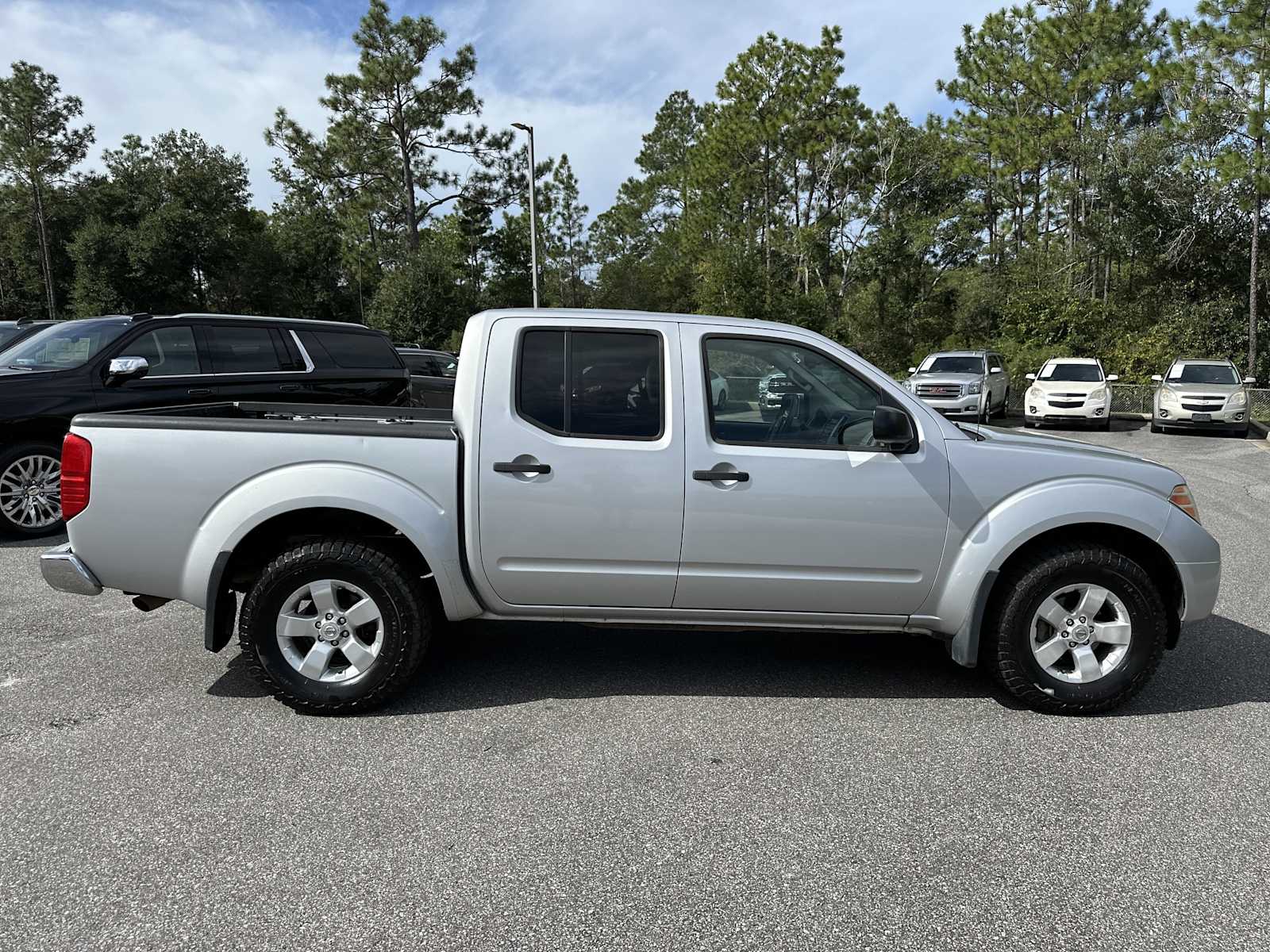 2012 Nissan Frontier SV Crew Cab photo 3