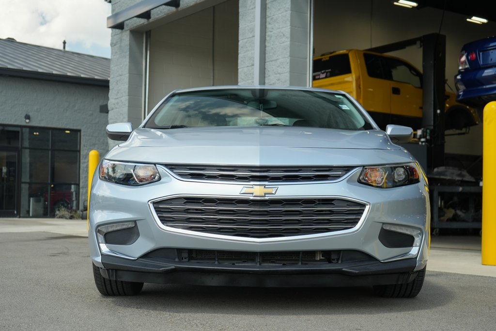 2017 Chevrolet Malibu 1LT photo 2