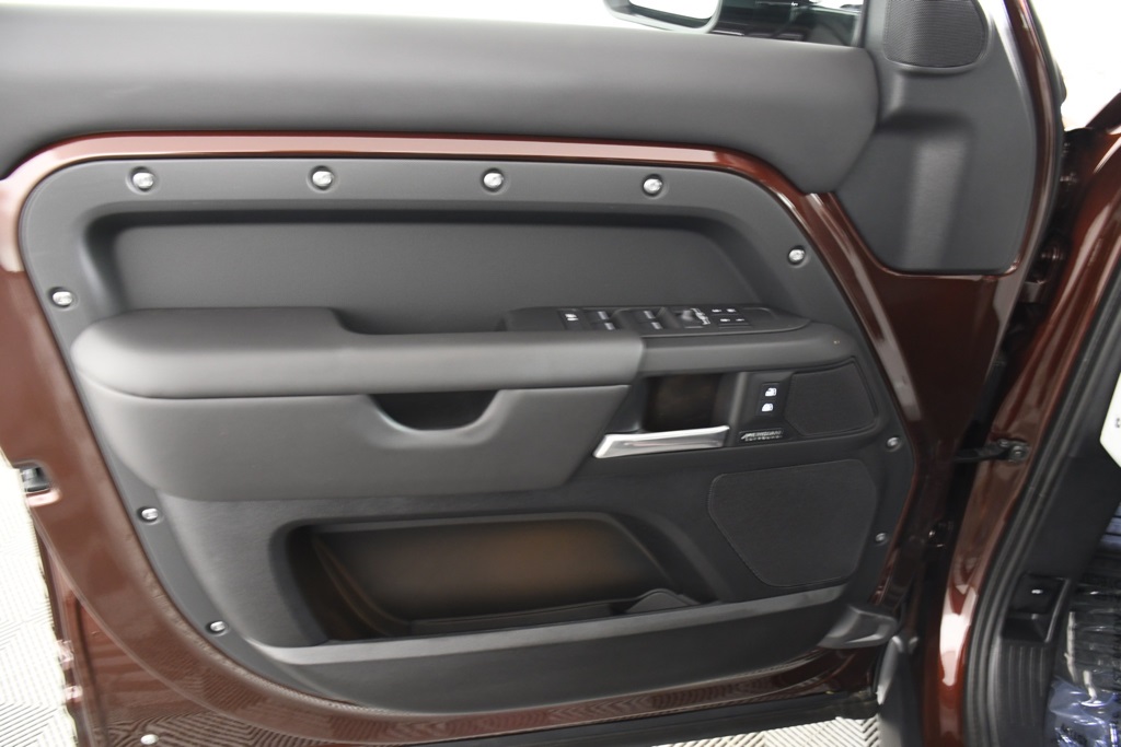 2025 Land Rover Defender 130 X-Dynamic SE photo 13