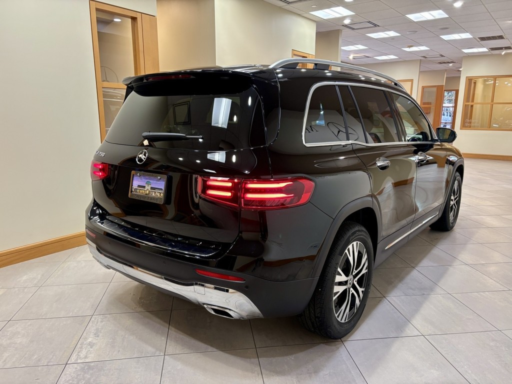 2025 Mercedes Benz GLB 250 photo 5