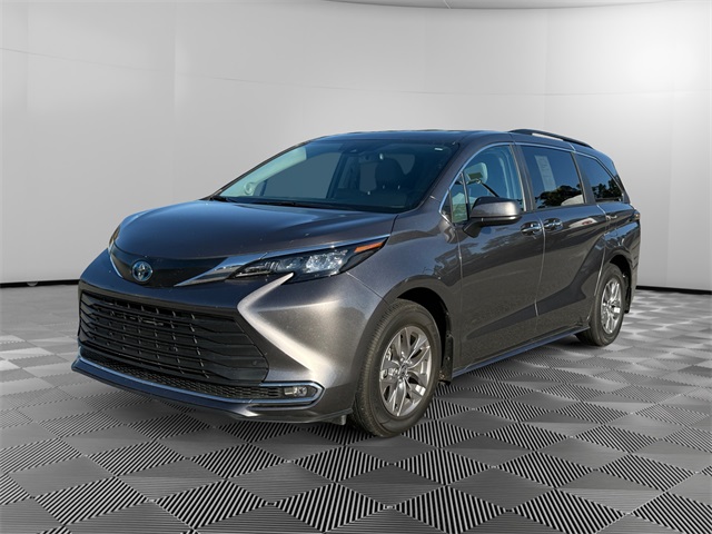 2024 Toyota Sienna XLE's photo