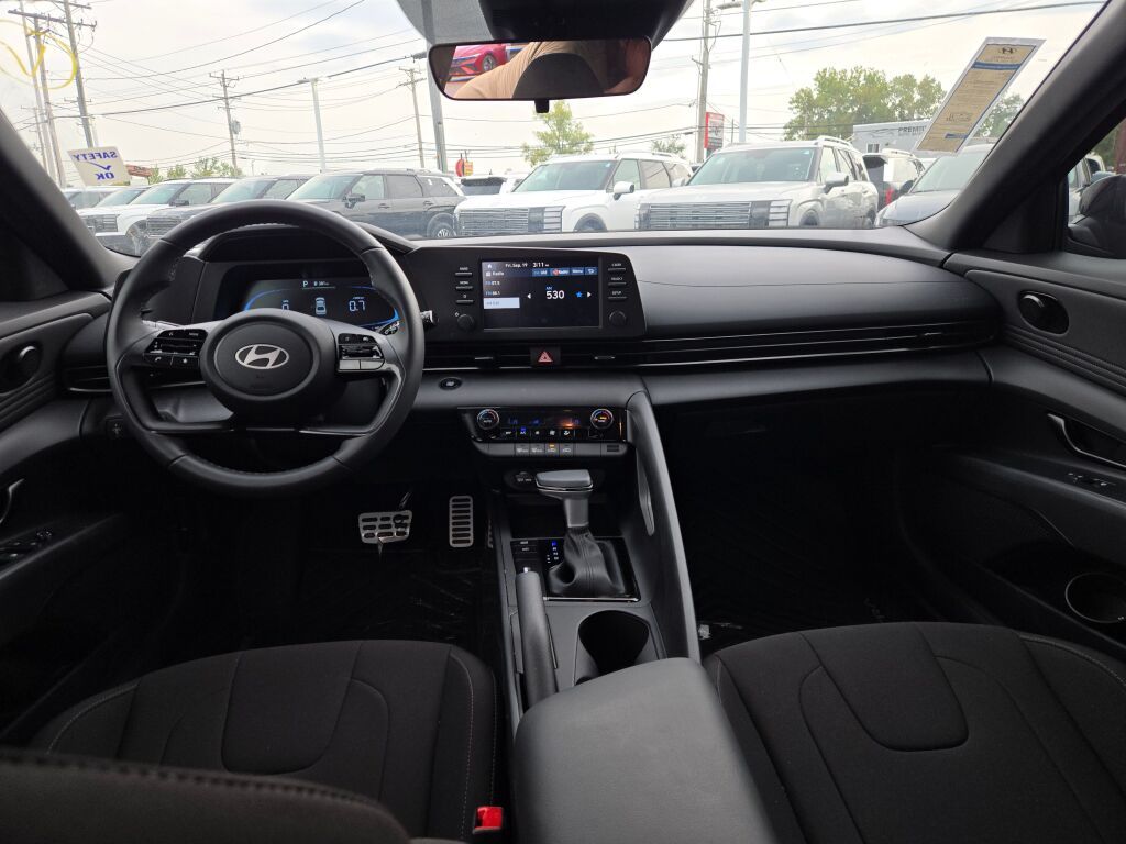 2025 Hyundai Elantra SEL Sport photo 16