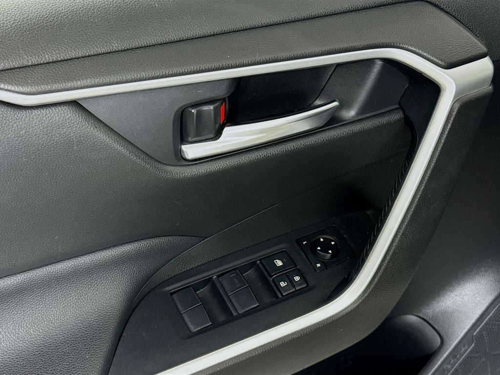 2020 Toyota RAV4 Hybrid XLE photo 13