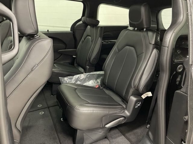 2025 Chrysler Pacifica photo 28