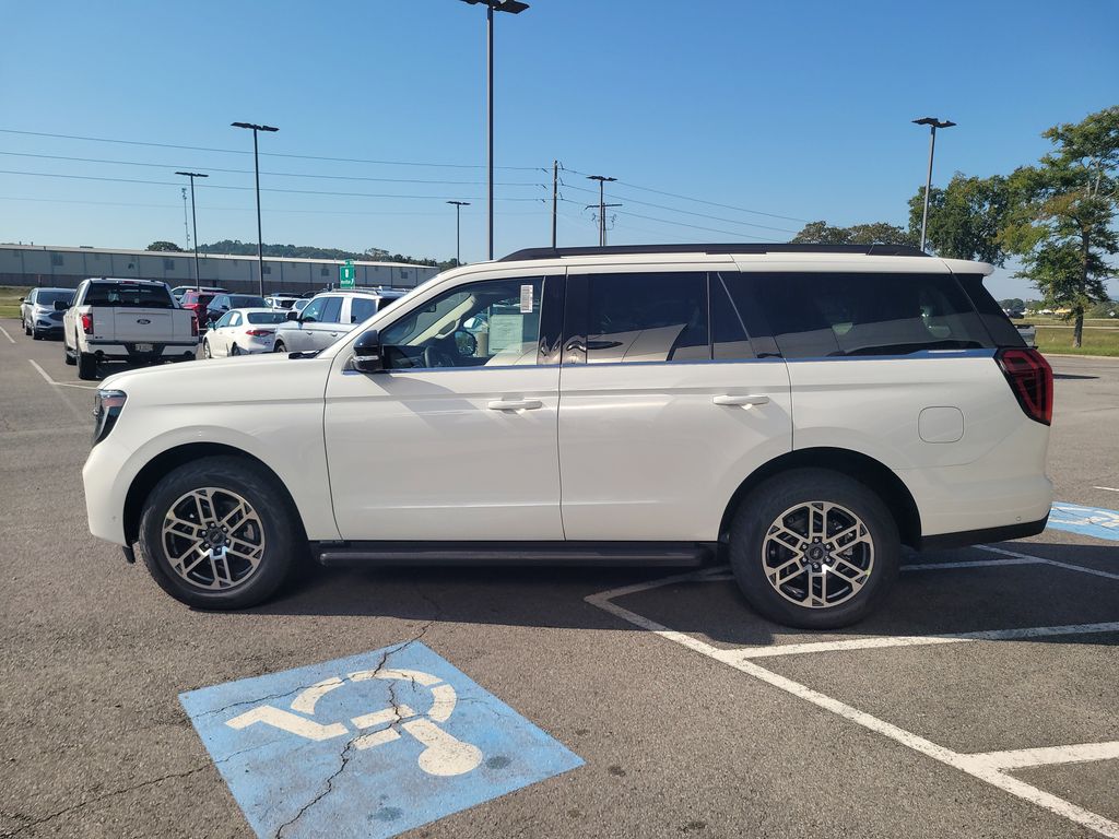 2025 Ford Expedition photo 6